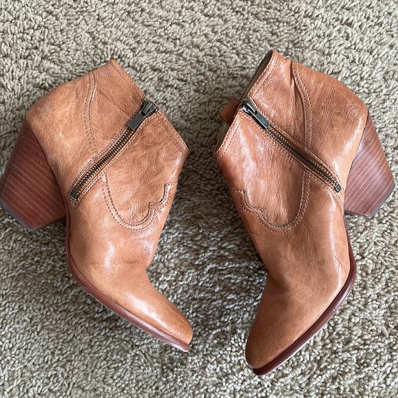 Frye ankle boots size 8.5 - Picture 2 of 9